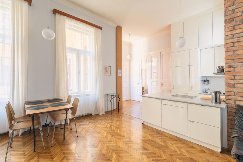 Apartament Stylish,large & Bright Loft In Center By Nw Budapesta